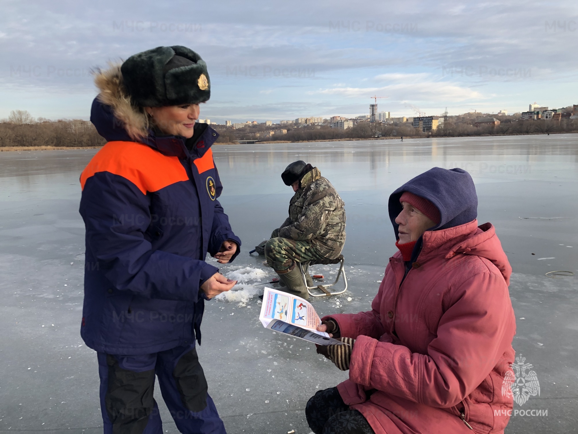 Рыбалка 73 ульяновск. Патрулирование акватории. ГИМС Ульяновск. Первый лед безопасность. Рыбаки Иркутская область.