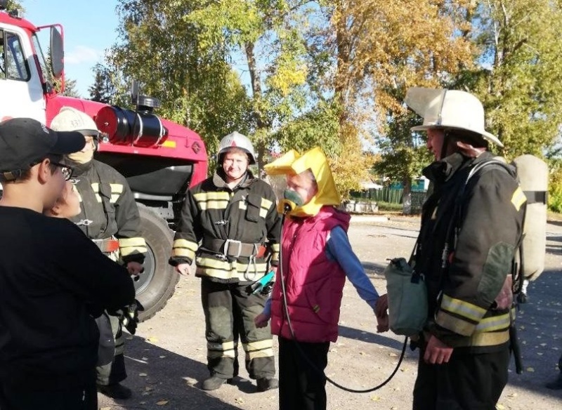 В гости к ребятам из реабилитационного центра приехали пожарные