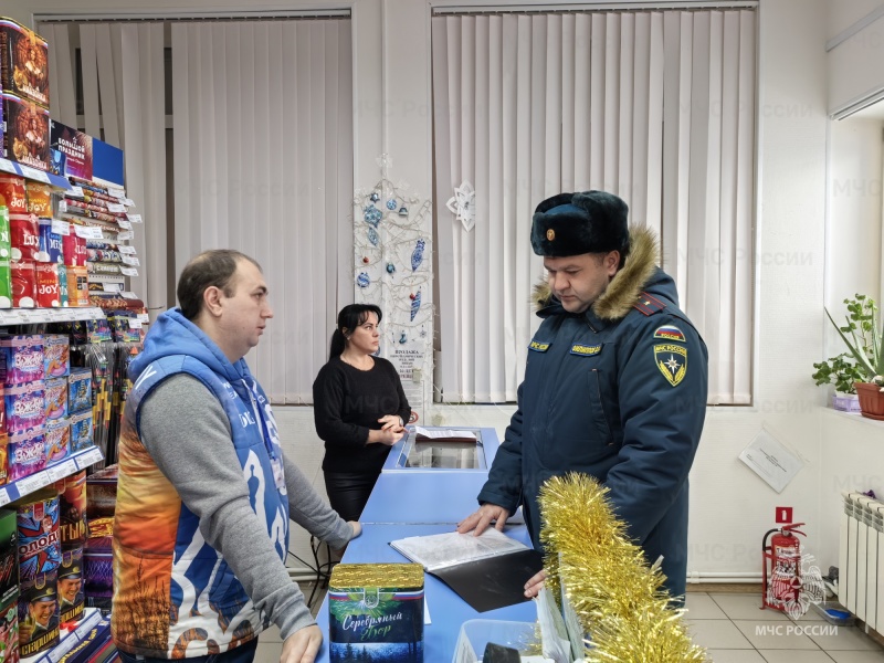 Сотрудники МЧС проводят профилактические визиты по местам реализации пиротехнических изделий