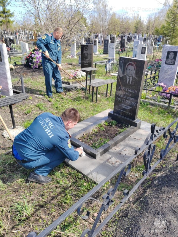 Сотрудники чрезвычайного ведомства привели в порядок места воинских захоронений