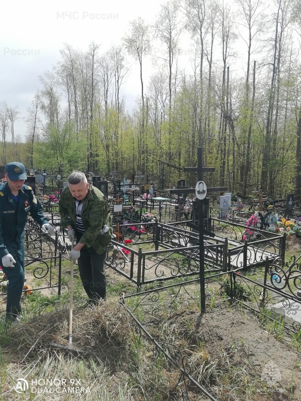 Сотрудники чрезвычайного ведомства привели в порядок места воинских захоронений