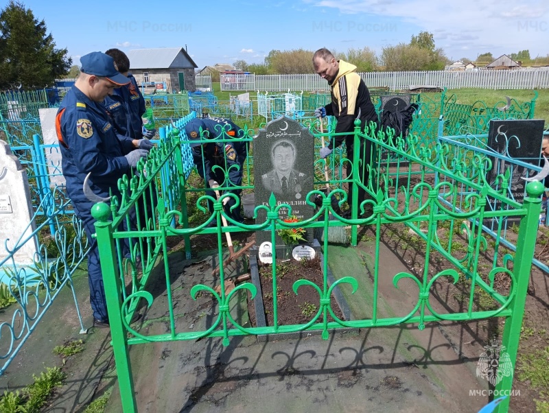 Сотрудники чрезвычайного ведомства привели в порядок места воинских захоронений