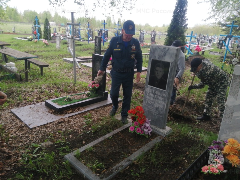 Сотрудники чрезвычайного ведомства привели в порядок места воинских захоронений