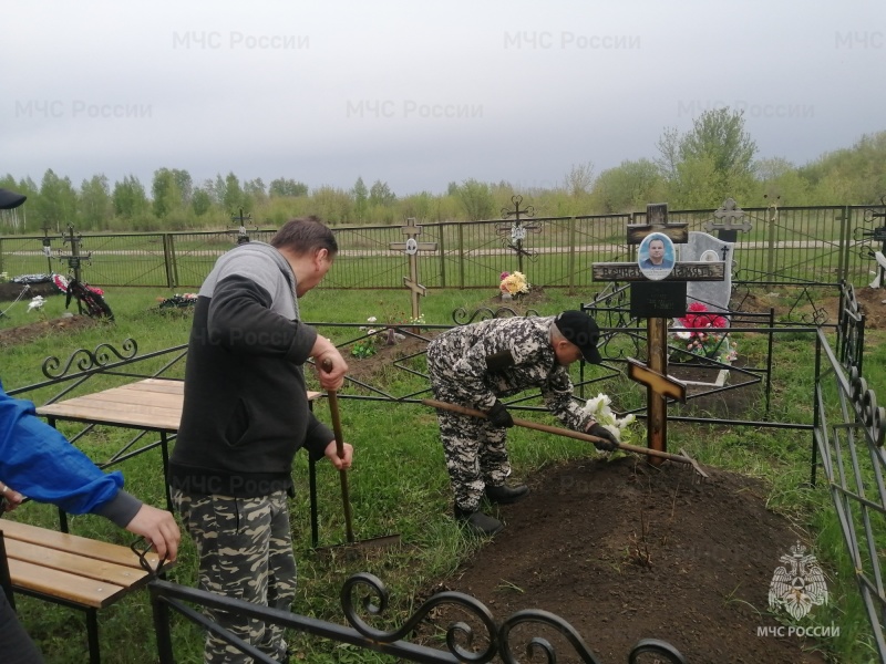 Сотрудники чрезвычайного ведомства привели в порядок места воинских захоронений