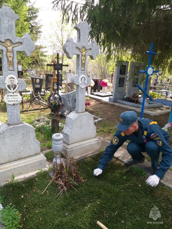 Сотрудники чрезвычайного ведомства привели в порядок места воинских захоронений