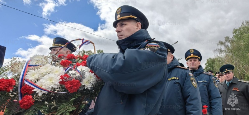 Мы этой памяти верны: сотрудники МЧС России приняли участие в митинге-реквиеме, посвященном 79-й годовщине победы в Великой Отечественной войне