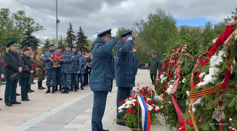 Мы этой памяти верны: сотрудники МЧС России приняли участие в митинге-реквиеме, посвященном 79-й годовщине победы в Великой Отечественной войне