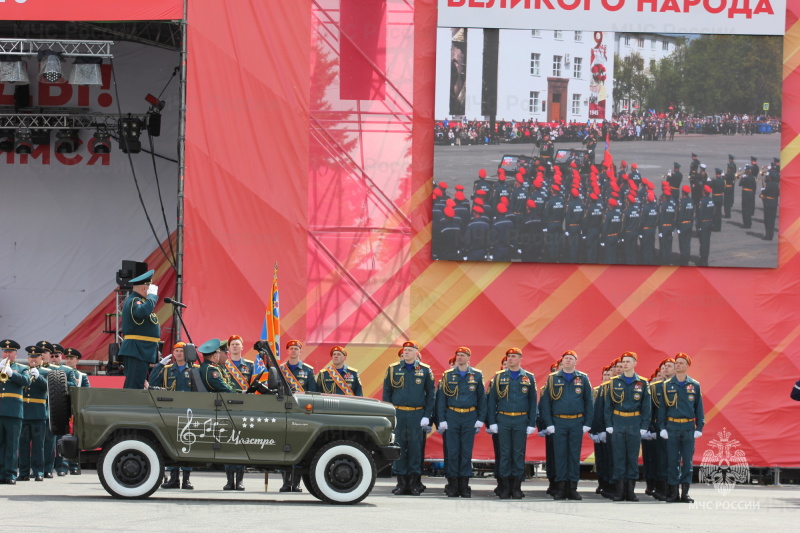 На             Соборной площади – парадный расчет Главного управления МЧС России по Ульяновской области