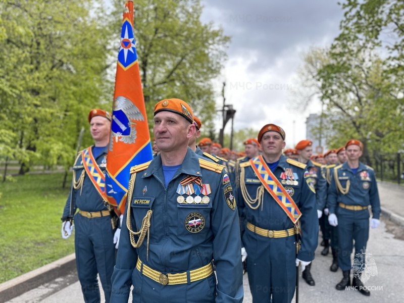 На             Соборной площади – парадный расчет Главного управления МЧС России по Ульяновской области