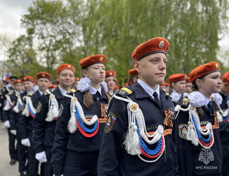 На             Соборной площади – парадный расчет Главного управления МЧС России по Ульяновской области