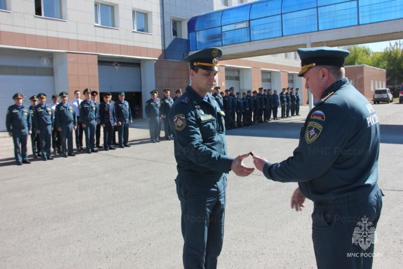 Начальник регионального МЧС Михаил Осокин наградил отличившихся сотрудников