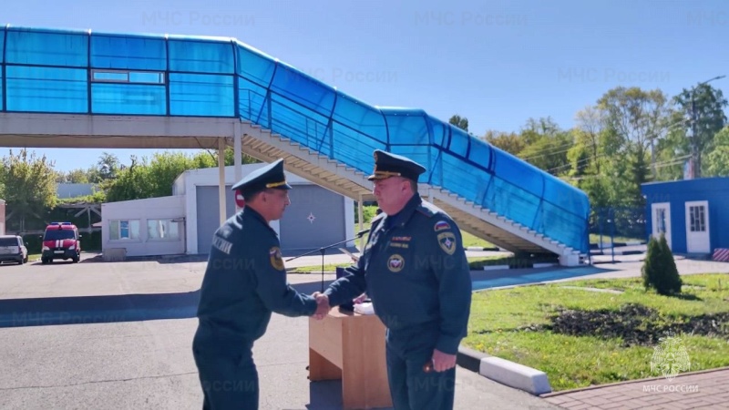 Начальник регионального МЧС Михаил Осокин наградил отличившихся сотрудников