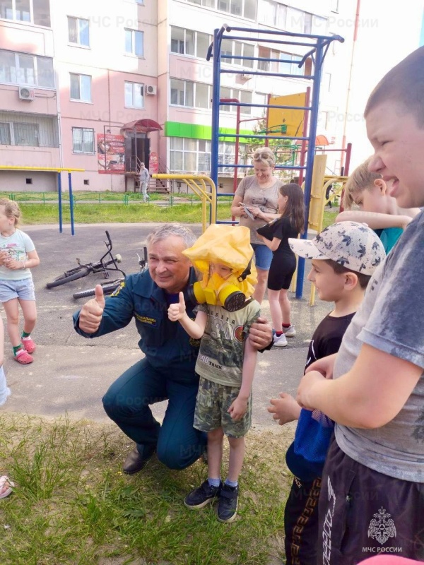 Да здравствует безопасное лето! С профессиями пожарного и спасателя знакомят детвору