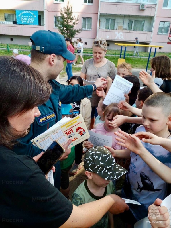 Да здравствует безопасное лето! С профессиями пожарного и спасателя знакомят детвору