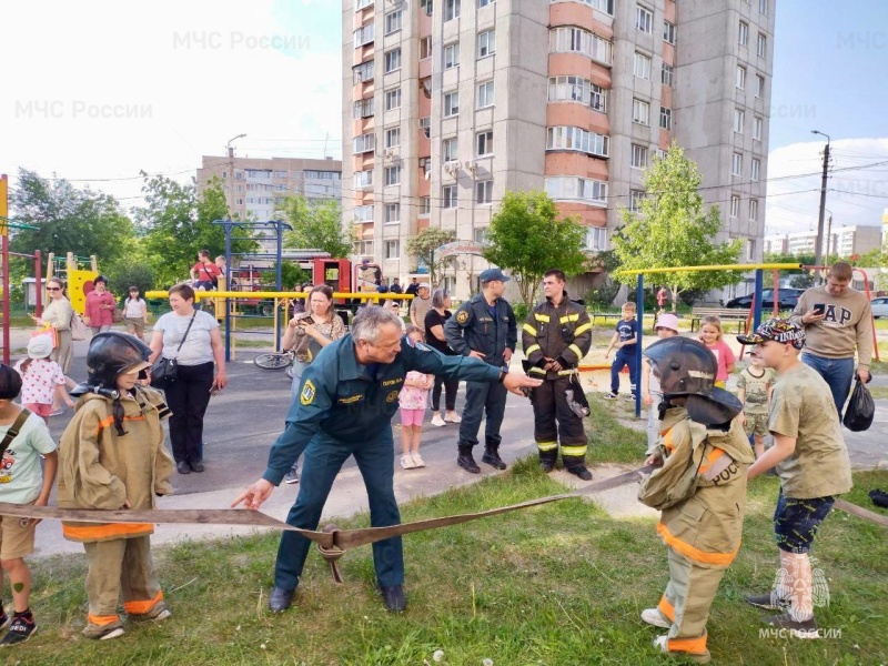 Да здравствует безопасное лето! С профессиями пожарного и спасателя знакомят детвору