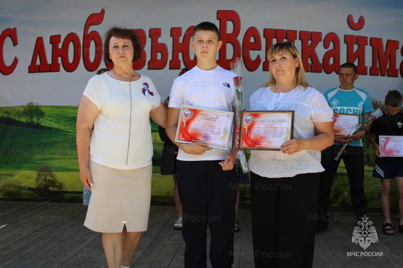 В рамках празднования Дня России в р.п.Вешкайма прошло награждение школьников, участвующих в тушении пожара