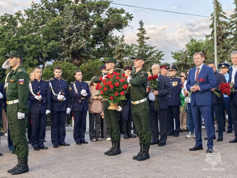 В День памяти и скорби сотрудники МЧС России приняли участие в памятных мероприятиях