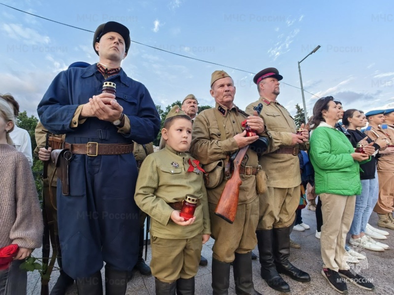 В День памяти и скорби сотрудники МЧС России приняли участие в памятных мероприятиях