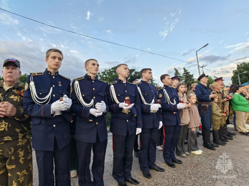 В День памяти и скорби сотрудники МЧС России приняли участие в памятных мероприятиях