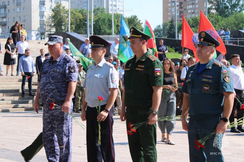 В Ульяновске на площади 30-летия Победы состоялось торжественное возложение цветов в День ветеранов боевых действий.