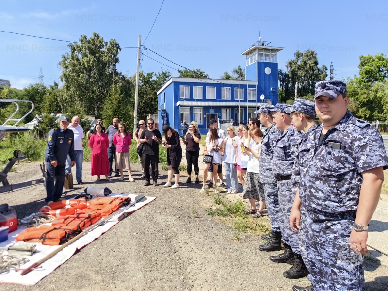 Сотрудники Центра ГИМС и областные спасатели провели мастер-класс по оказанию помощи на воде