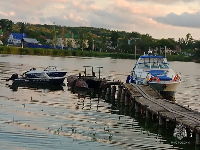 Областные спасатели пришли на помощь пассажирам катера, у которых закончилось топливо