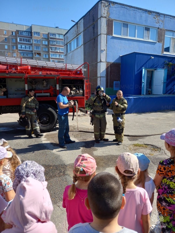 Огнеборцы 4-ПСЧ побывали в гостях у дошколят