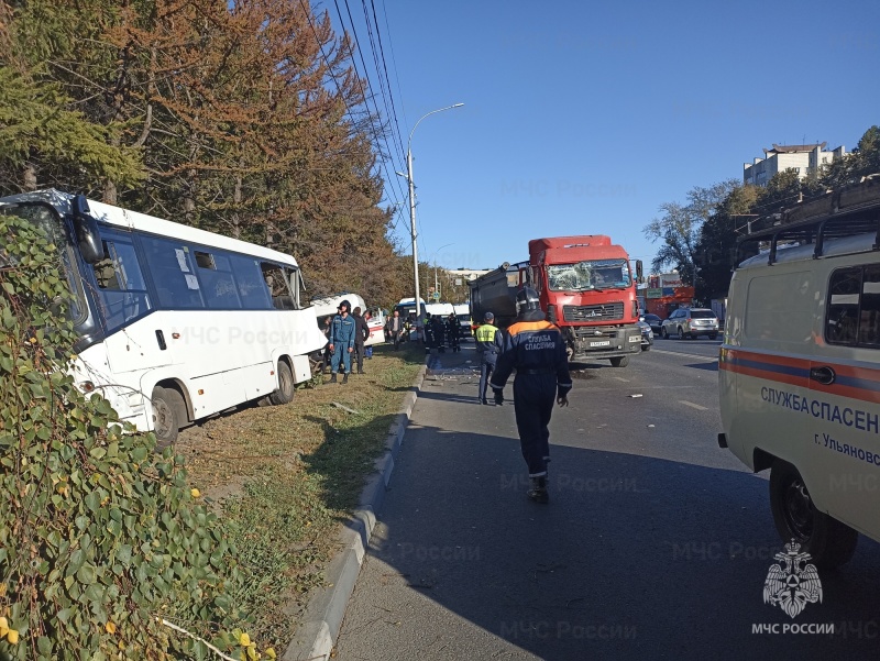 Пожарно-спасательные подразделения ликвидируют дтп в г.Ульяновске