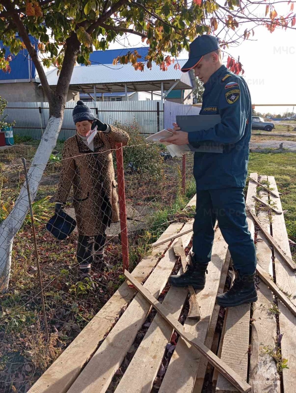 Сотрудники МЧС России напоминают гражданам, как обезопасить жилье в отопительный сезон