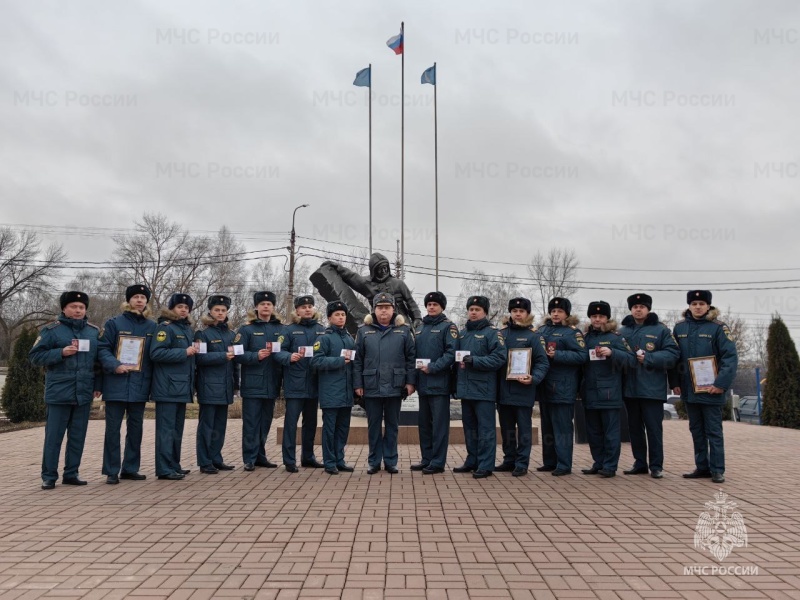 В День Героев Отечества сотрудники МЧС России приняли участие в памятных мероприятиях