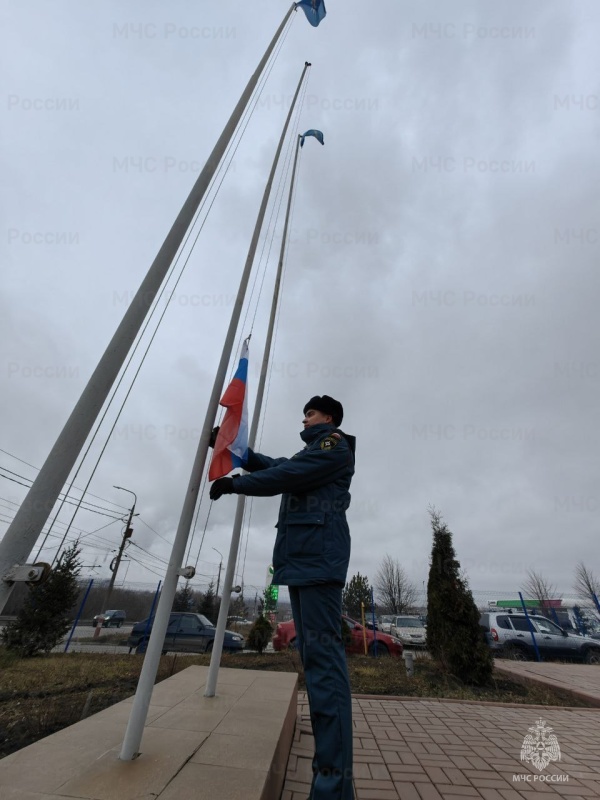 В День Героев Отечества сотрудники МЧС России приняли участие в памятных мероприятиях