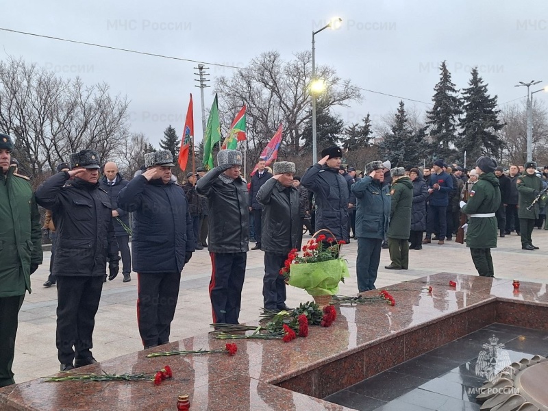 В День Героев Отечества сотрудники МЧС России приняли участие в памятных мероприятиях